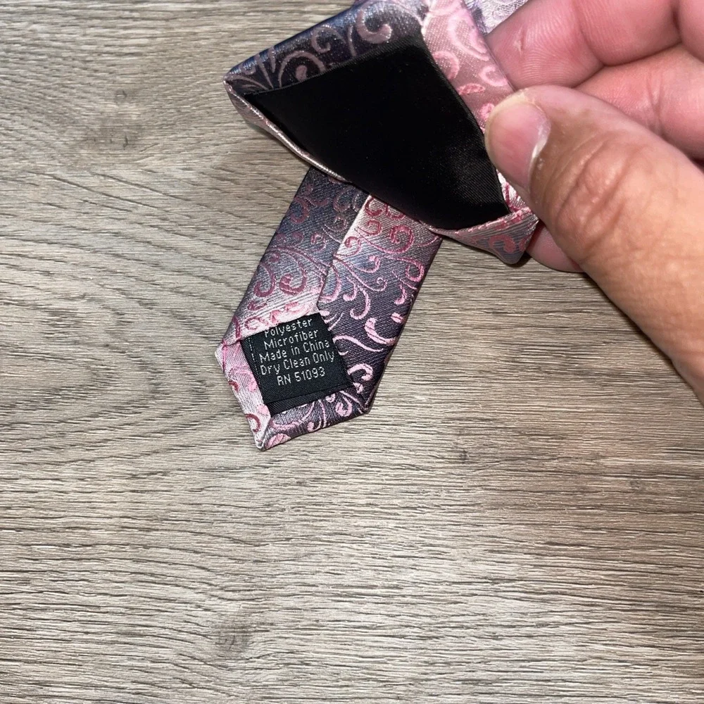 Men's Van Heusen tie, pink and silver-gray scroll design, 57 inches.